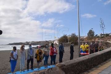 Izado de la bandera azul en Hoya del Pozo (foto TA/Francisco Javier Santana)